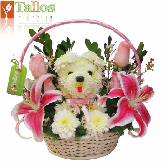 arreglo floral en canasta con cachorrita de flores y lirios para regalo de amor o amistad con entrega en Lima
